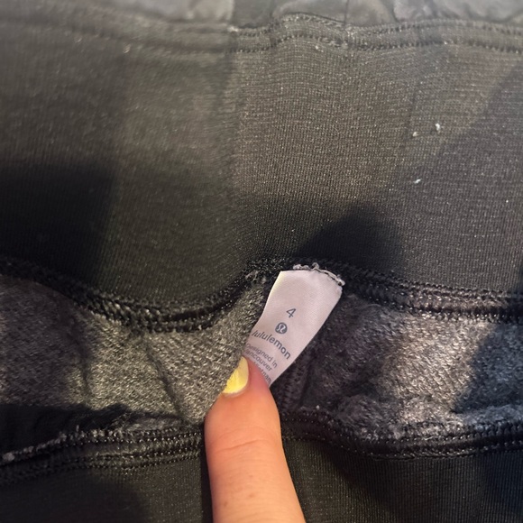 Lululemon shorts size 4 barely worn - Picture 2 of 3